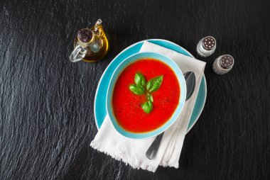 Taze, sağlıklı domates fesleğen, biber, sarımsak, domates çorbası 