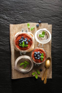 Tiramisu, geleneksel İtalyan tatlı. Savoyardi tanımlama ile bir