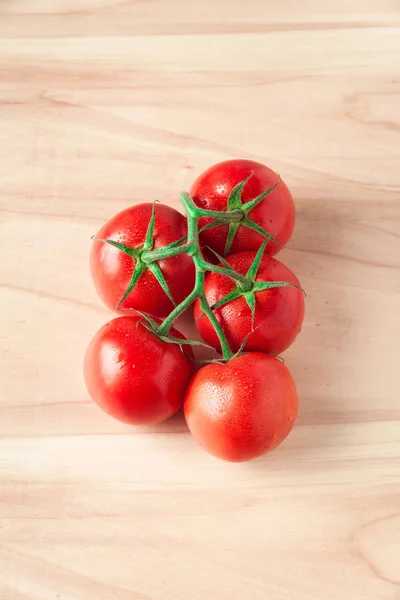 En hög med färska, mogna, läckra röda tomater på en trä rygg — Stockfoto