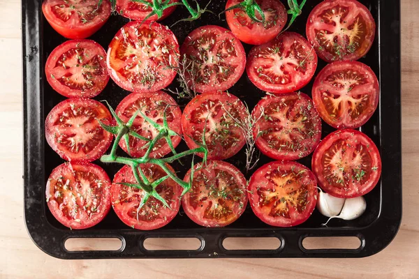 Ψήστε τις ντομάτες στο φούρνο σε ένα φύλλο ψησίματος. Προετοιμασία του — Φωτογραφία Αρχείου