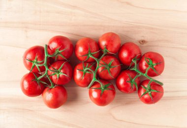 Taze, olgun, lezzetli kırmızı domates ahşap arka yığını
