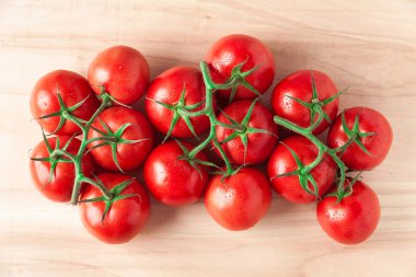 Taze, olgun, lezzetli kırmızı domates ahşap arka yığını