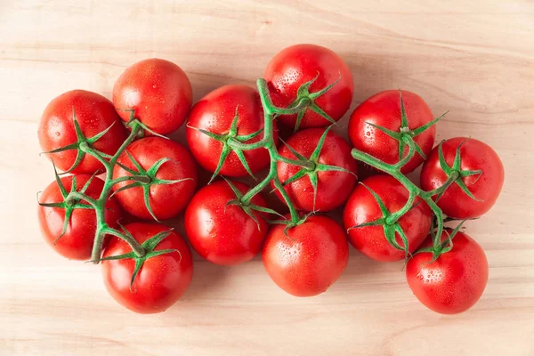 Taze, olgun, lezzetli kırmızı domates ahşap arka yığını