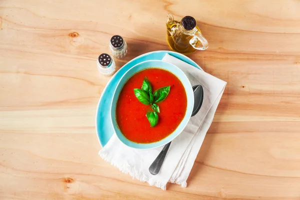 Friss, egészséges paradicsom bazsalikom, bors, fokhagyma, paradicsom leves — Stock Fotó