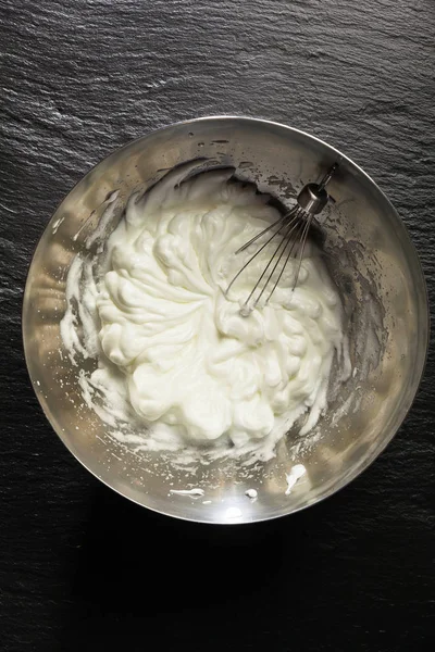 büyük bir kase içinde dövülmüş yumurta akı. Pastane. Yemek. Üzerinde 