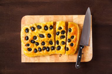 Geleneksel FOCACCE çeşitleri ile Siyah Zeytin ve biberiye d