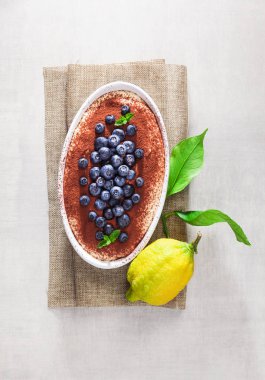 Limon tiramisu. Bir alternatif yaz İtalyan tatlı wi kaplı