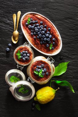 Tiramisu, geleneksel İtalyan tatlı. Savoyardi tanımlama ile bir