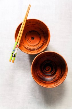 boş kaseler ve chopsticks beyaz taş zemin üzerine