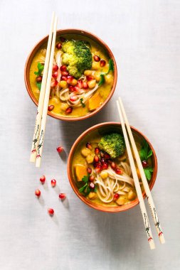 şehriye kase gri taş zemin üzerine 