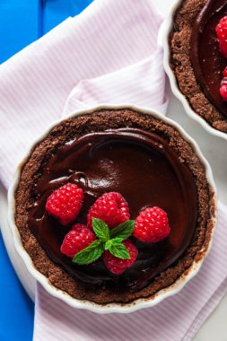 Çikolata frambuazlı tart yaprakları nane 