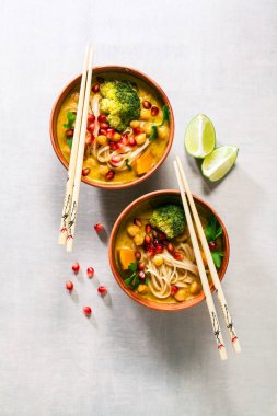 Kabak ve brokoli ile laksa şehriye çorbası