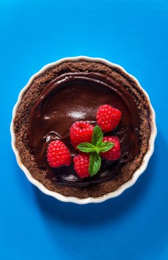 Mavi zemin üzerine taze ahududu ile çikolata tatlı