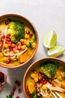 şehriye kase gri taş zemin üzerine 