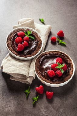 Karanlık taş adam üzerinde taze ahududu ile çikolata tatlı