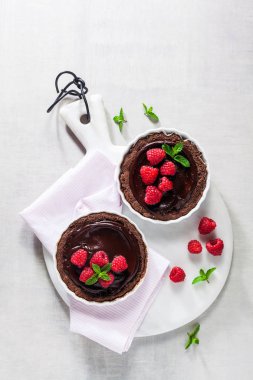 Çikolata frambuazlı tart nane yaprakları beyaz mermer tahta üzerinde