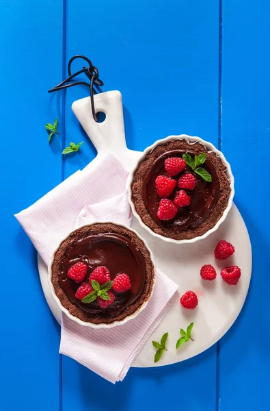 Mavi zemin üzerine taze ahududu ile çikolata tatlı