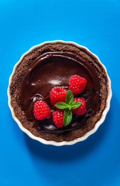 Mavi zemin üzerine taze ahududu ile çikolata tatlı