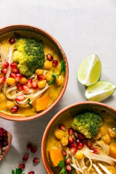 şehriye kase gri taş zemin üzerine 