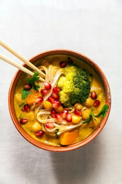 Kabak ve brokoli ile laksa şehriye çorbası