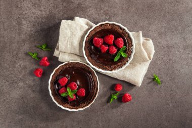 Karanlık taş adam üzerinde taze ahududu ile çikolata tatlı