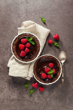 Çikolata frambuazlı tart nane yaprakları koyu taş zemin üzerine