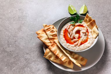 Humus baharatlı yağ acı biber ve ev yapımı ile beyaz fasulye 