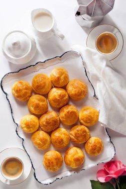 Profiterol ve beyaz trey tatlılar için kahve. mutfak eşyaları için 