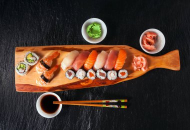 Somon, füme yılan balığı, lor peyniri ve vegetabl ev yapımı suşi