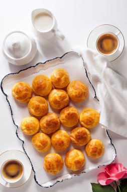 Profiterol ve beyaz trey tatlılar için kahve. mutfak eşyaları için 