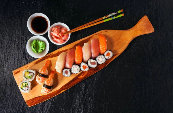 Sushi-Set Gunkan, Nigiri und Semmeln serviert auf schwarzem Stein Backgro — Stockfoto