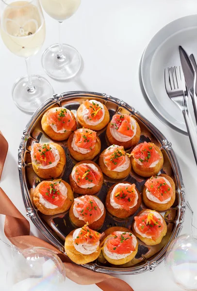 Zalm en creamcheese soezen. Gebak en champagne. vakantie — Stockfoto