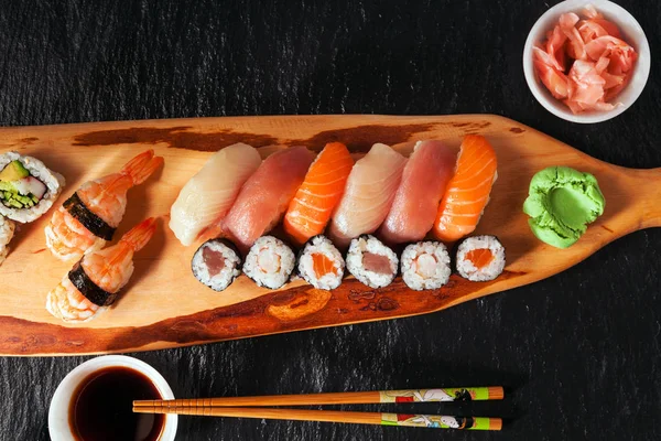 Japanisches Essen auf schwarzem Stein — Stockfoto