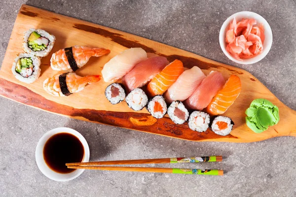 Hausgemachtes Sushi mit Lachs, geräuchertem Aal, Quark und Gemüse — Stockfoto