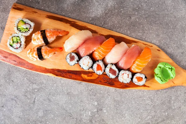 Verschiedene Arten von Sushi serviert auf einem Teller mit Sojasauce, Wasab — Stockfoto