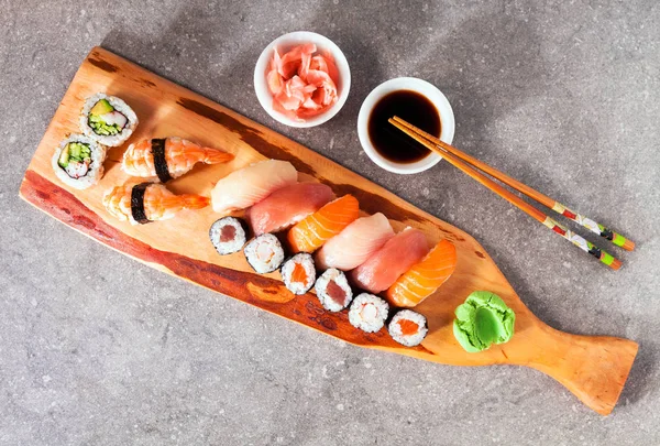 Sushi-Set Gunkan, Nigiri und Semmeln auf grauem Steintisch — Stockfoto