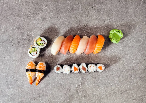 Gri taş zemin üzerine Japon yemekleri — Stok fotoğraf