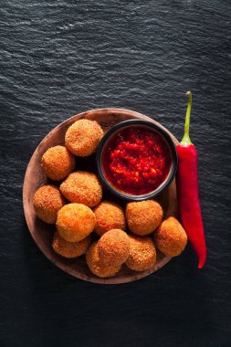 Fried Arancini pirinç topları. Sp ile tipik Sicilya sokak gıda