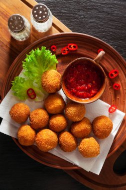 Mozzarella baharatlı sosu ile geleneksel İtalyan kızarmış topları. 