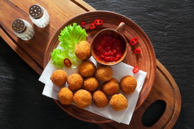 Fried Arancini pirinç topları. Sp ile tipik Sicilya sokak gıda