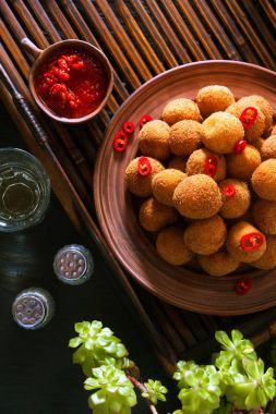 Mozzarella baharatlı sosu ile geleneksel İtalyan kızarmış topları. 