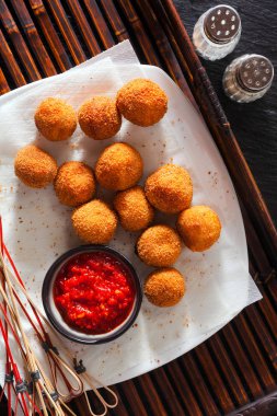 Mozzarella baharatlı sosu ile geleneksel İtalyan kızarmış topları. 