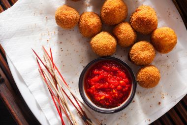 Fried Arancini pirinç topları. Sp ile tipik Sicilya sokak gıda