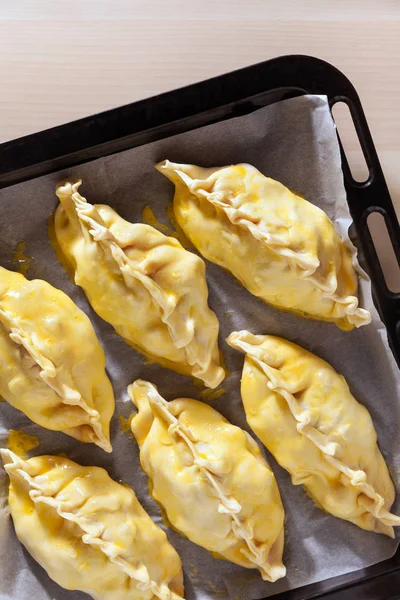 Preparación de deliciosas empanadas caseras de Cornish con carne de res, coche —  Fotos de Stock