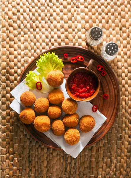 Fried Arancini pirinç topları. Sp ile tipik Sicilya sokak gıda