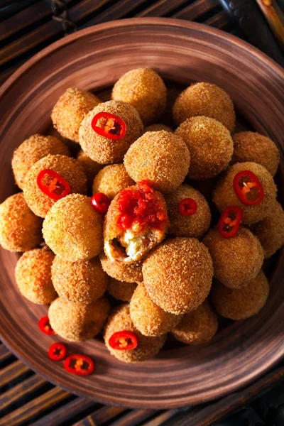 baharatlı biber soslu patates kroket. meze Bar