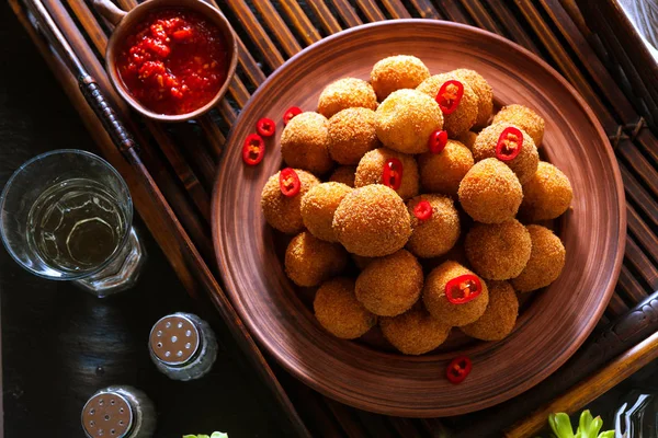 Fried Arancini pirinç topları. Sp ile tipik Sicilya sokak gıda