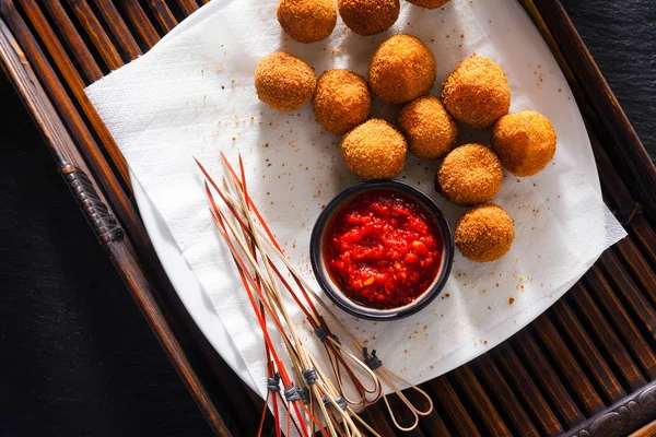 baharatlı biber soslu patates kroket. meze Bar
