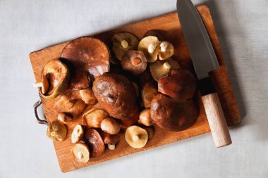 mantar ve Şef bıçak kesme tahtası üzerinde