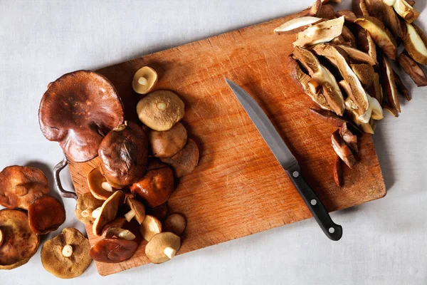 bir kesme tahtası üzerinde tüm ve kesme mantar. kesme işlemi bir